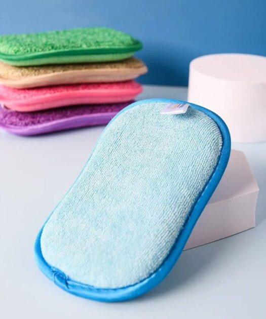 Magic sponge with superior absorption and fast-drying properties, designed to remove grease, dirt, and stains effortlessly.