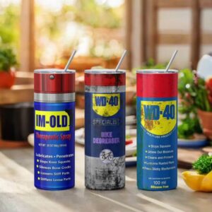 Thermosbecher für Männer auf einem Tisch mit Essen in gemütlicher Raumumgebung